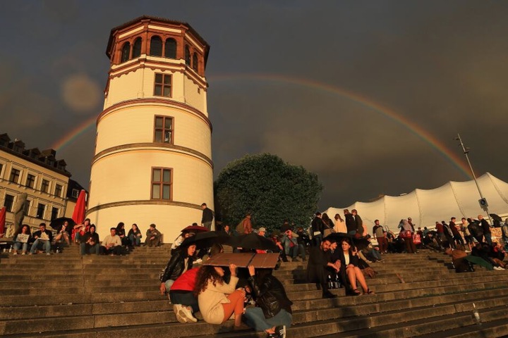 Auch der Schlossturm in Düsseldorf erstrahlt am 11. Oktober in pinkem Licht.