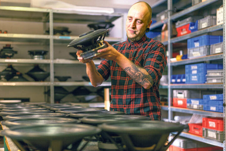 Standen einst beim Rundfunk der DDR und beim VEB Deutsche Schallplatten Berlin: Produktionsleiter Tino Grießbach (36) prüft die Kiesler-Boxen, bevor sie in Gehäuse eingebaut werden.
