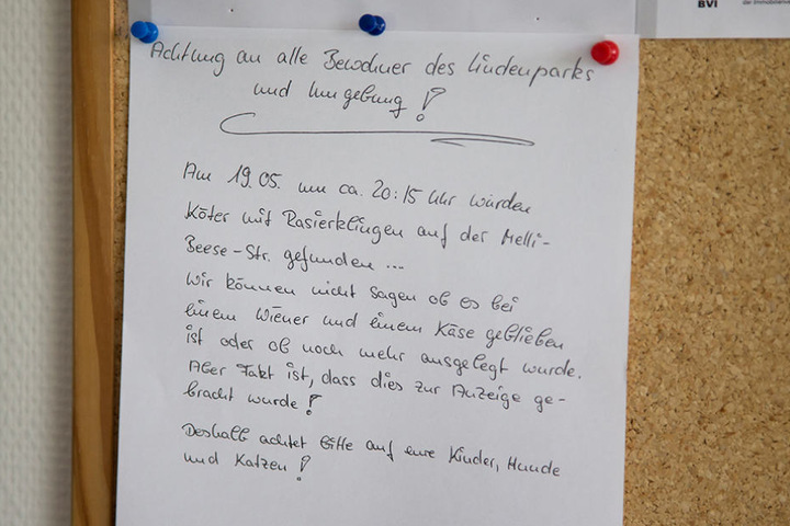 Mit diesem Aushang warnt die Hundebesitzerin ihre Nachbarn.
