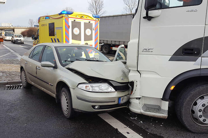 Der Lkw-Fahrer übersah offenbar den Renault.
