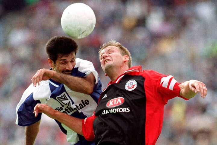 Uwe Ehlers (r.), Vater von Dynamos Toptalent Kevin Ehlers, im August 1999 im Trikot des FC Hansa Rostock während des Bundesliga-Spiels gegen Hertha BSC beim Kopfballduell mit Ali Daei.