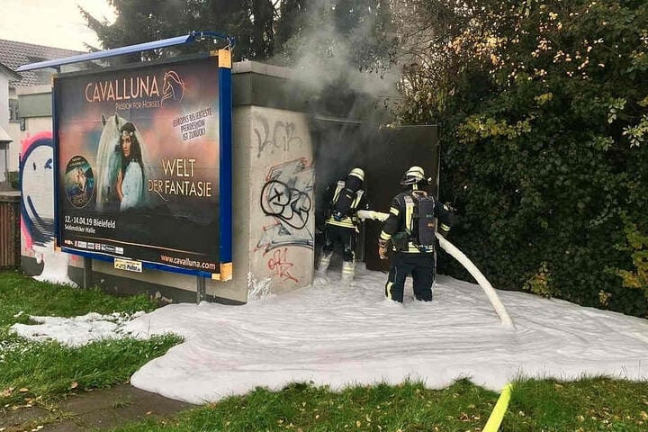 Mit Löschschaum versuchen die Feuerwehrmänner den Brand unter Kontrolle zu bringen.