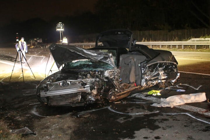 Das völlig zerstörten Auto auf der Autobahn 3 in Höhe Solingen/Mengen.