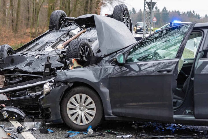 Drei Personen wurden bei dem Unfall verletzt.