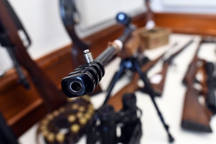 Im Keller fanden die Polizisten außerdem Gewehre.