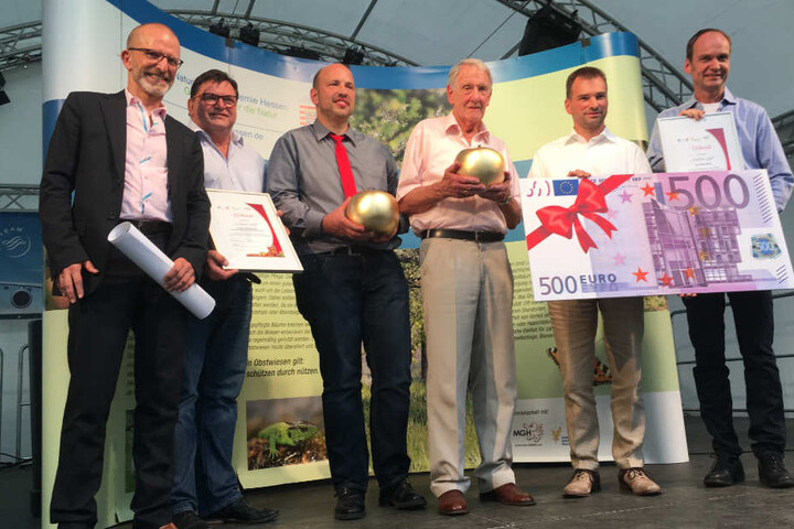 Stadtrat Majer (l.) zusammen mit den Gewinnern des "Goldenen Apfels 2017".