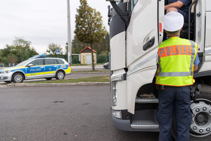 Ein anderer Lkw-Fahrer hatte die Lenkzeiten erheblich überschritten. (Symbolbild)