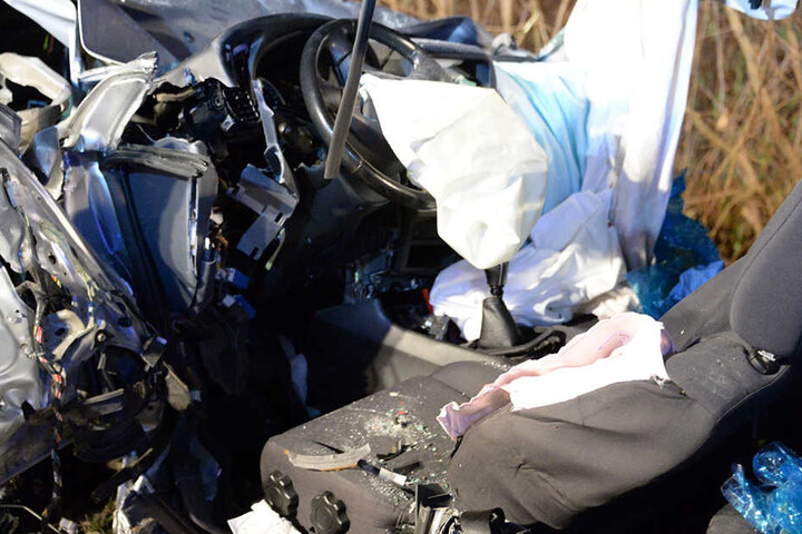 Der Nissan ist total zerstört im Seitengraben geschleudert.