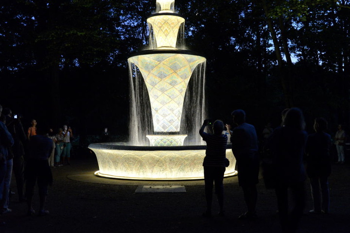 So toll sieht der Brunnen am Abend aus.