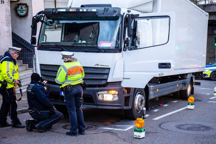 Die Polizei nimmt Spuren an der Unfallstelle auf.