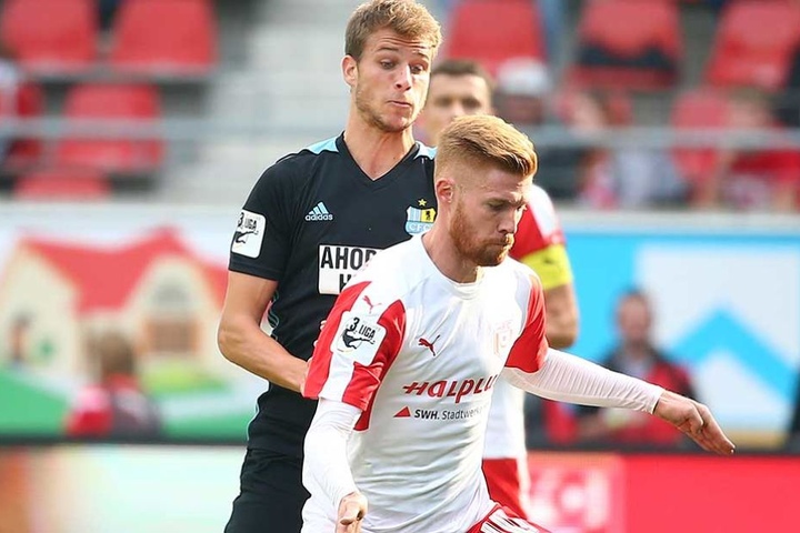 Laurin von Piechowski (hint.), hier im Duell mit dem Hallenser Mathias Fetsch, kam zuletzt als Sechser zum Einsatz. Gegen Lotte darf er erstmals wieder als Innenverteidiger ran.