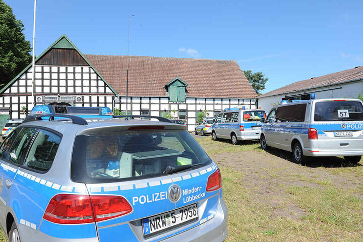 Mit zahlreichen Fahrzeugen rückte die Polizei auf dem Anwesen in Twiehausen an.