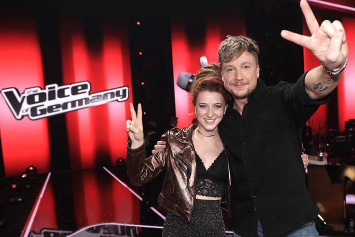 Natia Todua und ihr Coach Samu Haber freuen sich über den Sieg der 21-Jährigen bei "The Voice".