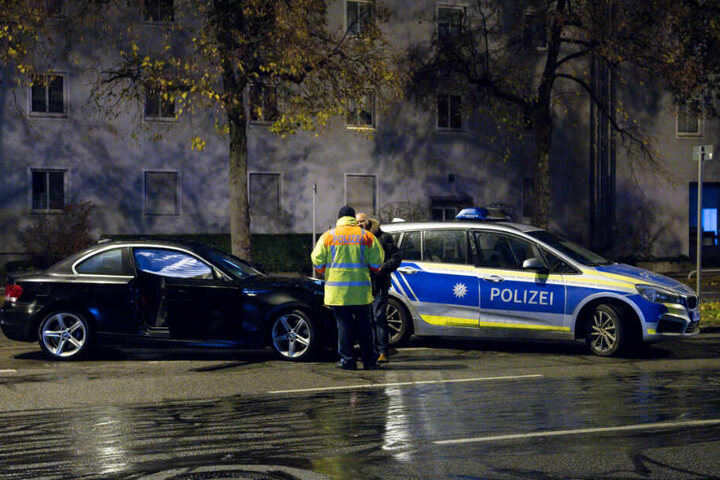 Polizisten stehen an der Unfallstelle in der Fürstenrieder Straße.