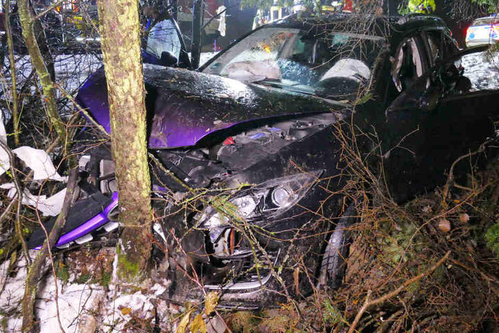 Die Insassen des Autos wurden bei dem schweren Unfall in Bayern erheblich verletzt.