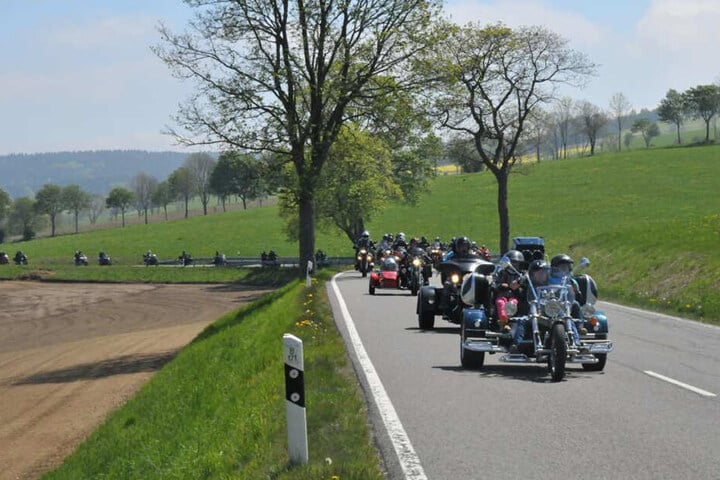 Rund 100 Biker starteten mit den Kindern zu einer großen Rundtour durchs Erzgebirge.