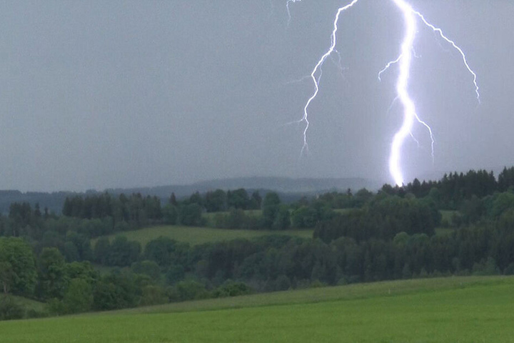 Was ein Anblick! Ein Blitz schlägt in der Nähe von Königswalde ein.