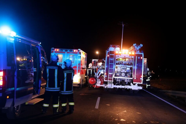 Fahrzeuge der Feuerwehr, des Rettungsdienstes sowie der Polizei am Unglücksort.
