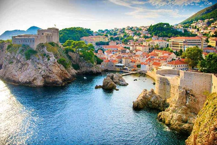 Ob Natalie und Ed ihre Flitterwochen in der kroatischen Küstenstadt Dubrovnik doch noch werden genießen können?