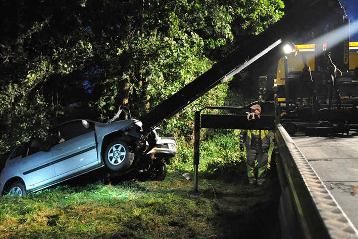 Der Wagen wurde am späten Montagabend aus dem Bach geborgen.