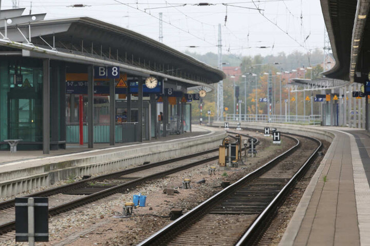 Der Betrunkene lag an einem Bahnsteig am Bahnhof Rostock-Lichtenhagen. (Symbolbild)