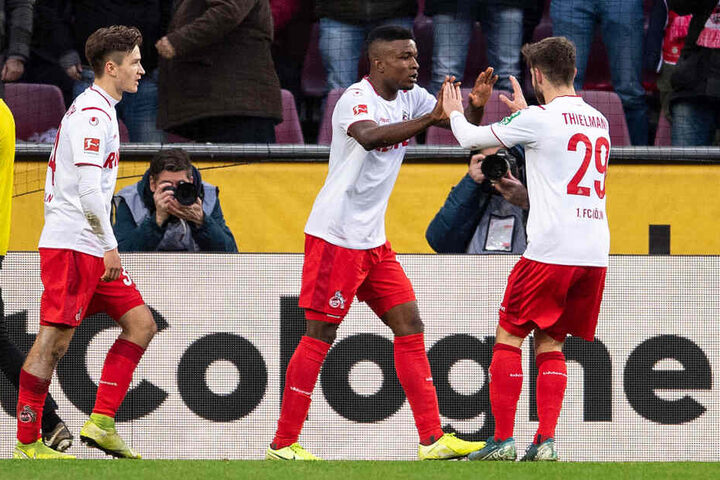 Kölns Noah Katterbach (l.-r.) Torschütze Jhon Cordoba und Jan Thielmann jubeln