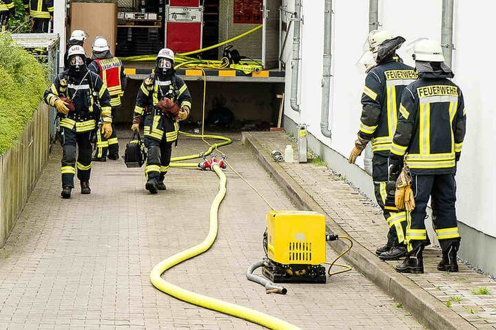Die Ursache für den Einsatz war ein Kabelbrand an der Eistruhe.