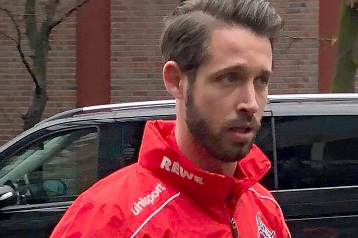 Spieler Mark Uth geht im FC-Trikot vom Fußball-Bundesligisten 1. FC Köln über das Trainingsgelände am Geißbockheim.