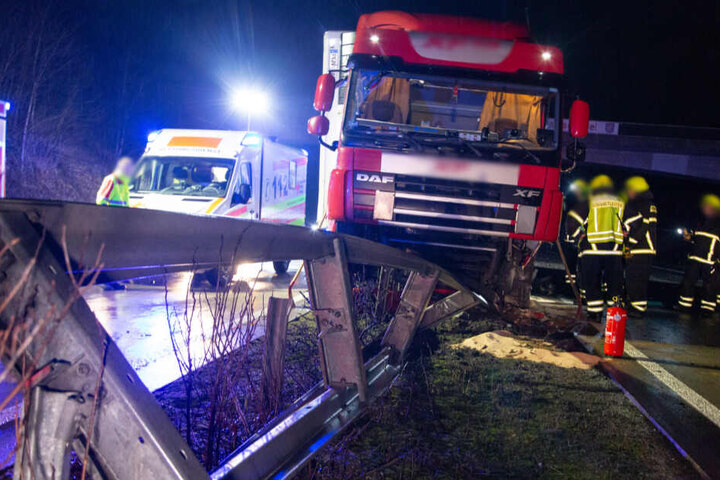 Der Lkw-Fahrer wurde bei dem Unfall verletzt.