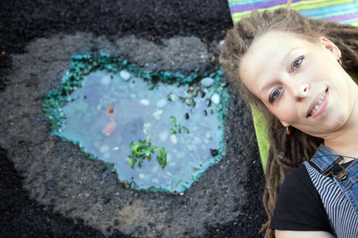 Künstlerin Maren Dörwaldt hatte den kleinen Straßpen-Krater in einen idyllischen Miniatur-Goldfischteich verwandelt.