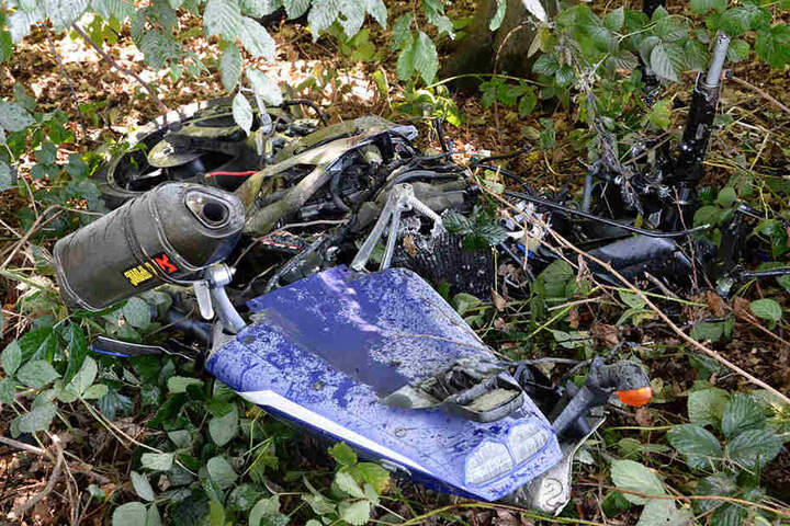 Das Motorrad wurde durch den Unfall in mehrere Teile gerissen.
