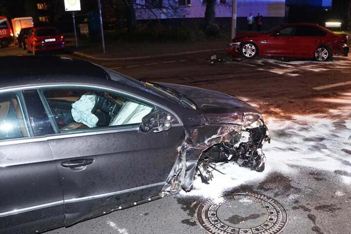 Das rechte Vorderrad des VWs wurde herausgerissen, im Hintergrund steht der BMW am Mast.