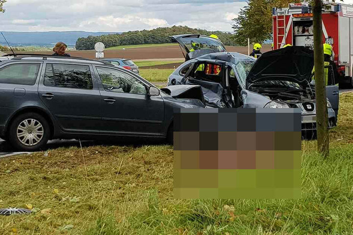 Auch Feuerwehrkräfte waren im Einsatz. Im Vordergrund die tote Person unter einem Tuch.