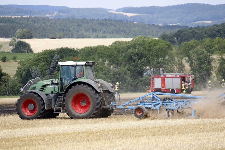 Im Einsatz war auch ein Traktor mitsamt Pflug, der die Löscharbeiten unterstützte.
