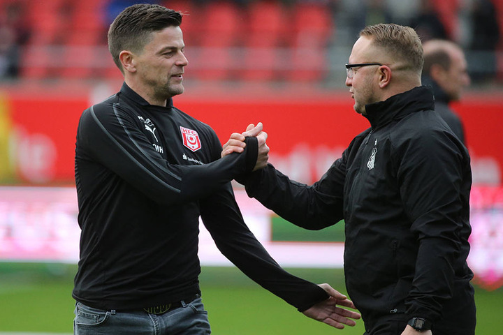 Faire Geste! HFC-Coach Torsten Ziegner (l.), FSV-"Co" Danny König.