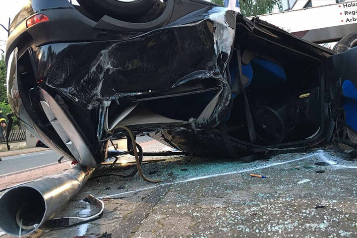 Der Laternenmast hatte das Auto hinter dem Fahrersitz komplett durchbohrt.