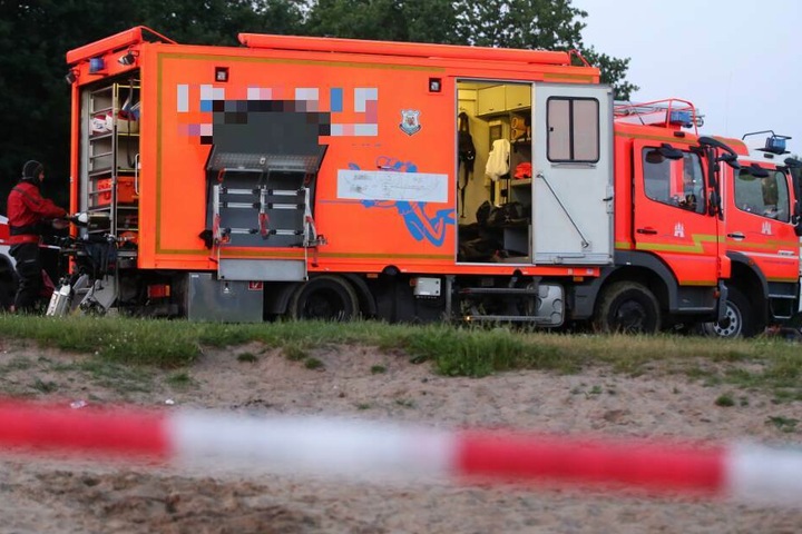 Nun bargen die Rettungskräfte eine Leiche aus dem Gewässer. (Symbolbild)