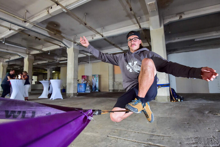 Benjamin Jahn (31) übt schonmal auf der Slackline.
