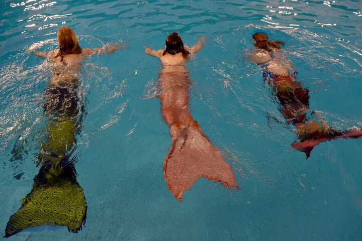 Schwimmen wie eine Meerjungfrau wird immer mehr zum Trend. (Symbolbild)