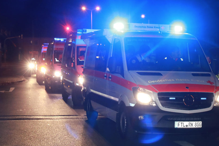 Dutzende Rettungskräfte sind vor Ort.