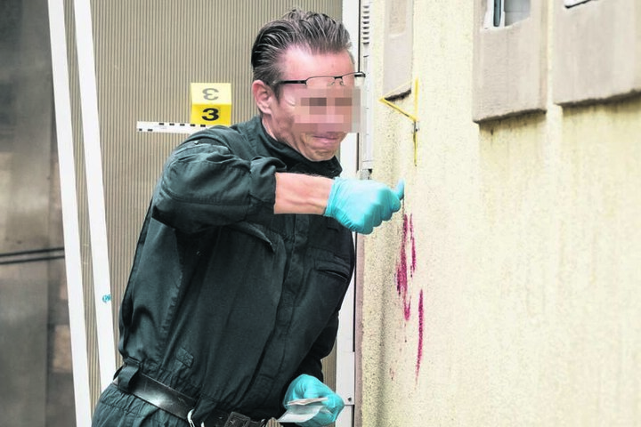 Blutspuren befanden sich selbst an den Hauswänden.