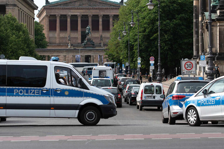Unklare Lage vor dem Berliner Dom auf der historischen Museumsinsel. Die Polizei ist im Einsatz.