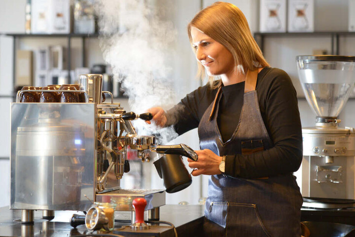 Ab dem 2. März wird Kaffeeduft durch den Wirkbau strömen. Mitarbeiterin Cathrin Hahn (29) bereitet alles vor.