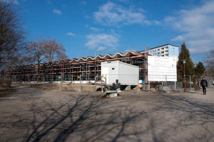 Die Schwimmhalle Gablenz wird seit Sommer 2016 saniert. Die Runderneuerung sollte bereits vorigen Herbst fertig sein.