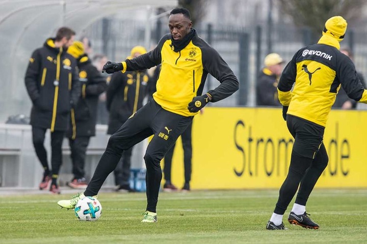 Usain Bolt am Ball während der Trainingseinheit mit dem BVB.