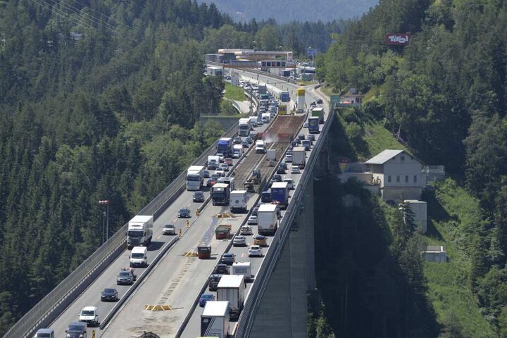 Die Fahrverbote in Tirol sollen am Wochenende ausgeweitet werden. (Archivbild)