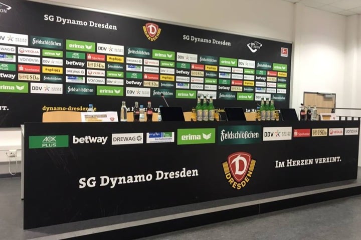 Hier werden in Kürze Geschäftsführung, Präsident und ein Mitglied des Ehrenrates Platz nehmen.