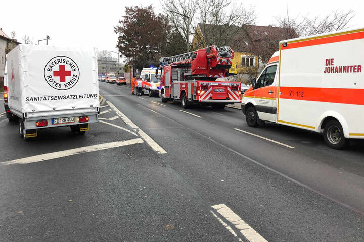 Die Rettungskräfte mussten mit einem Großaufgebot zur Schule in Fürth in Bayern ausrücken.