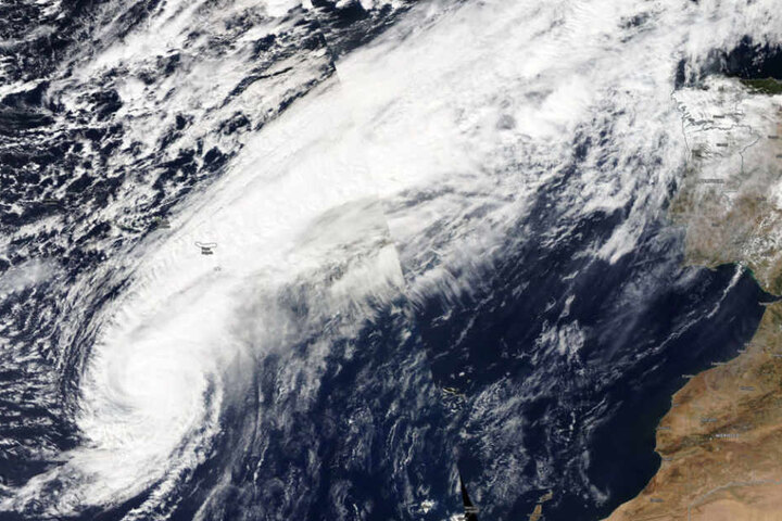 Die Aufnahme zeigt Sturm "Leslie" über dem Atlantik vor der Küste Portugals.