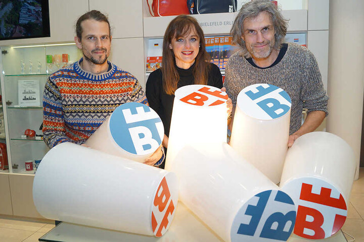 Die Designer Bastian Demmer und J.-Oliver Bahr (v.l.) präsentieren die Hocker mit Kati Bölefahr-Behrends von Bielefeld Marketing.